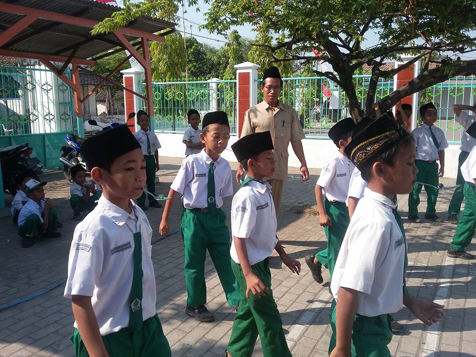 MI Sayyid Abdurrahman 1 Mengikuti Lomba Gerak Jalan HUT RI 70